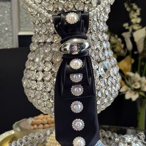 Elegant Black Pearl-Embellished Women's Accessory